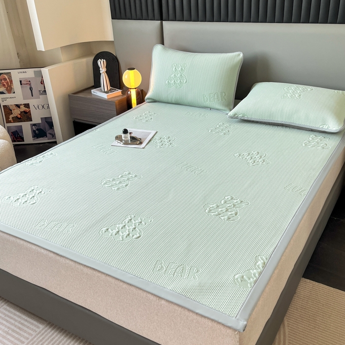 91家纺网 家纺一手货源 找家纺 子曰 2025春夏新款A类中分子430gPE聚乙烯乙纶凉豆豆凉席-床席款 快乐熊-绿