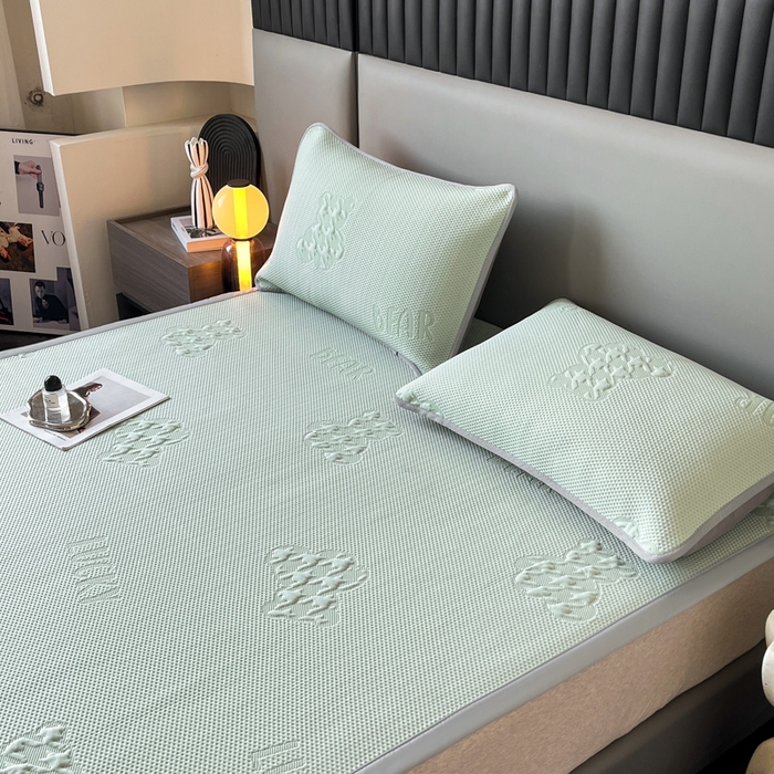 91家纺网 家纺一手货源 找家纺 子曰 2025春夏新款A类中分子430gPE聚乙烯乙纶凉豆豆凉席-床席款 快乐熊-绿