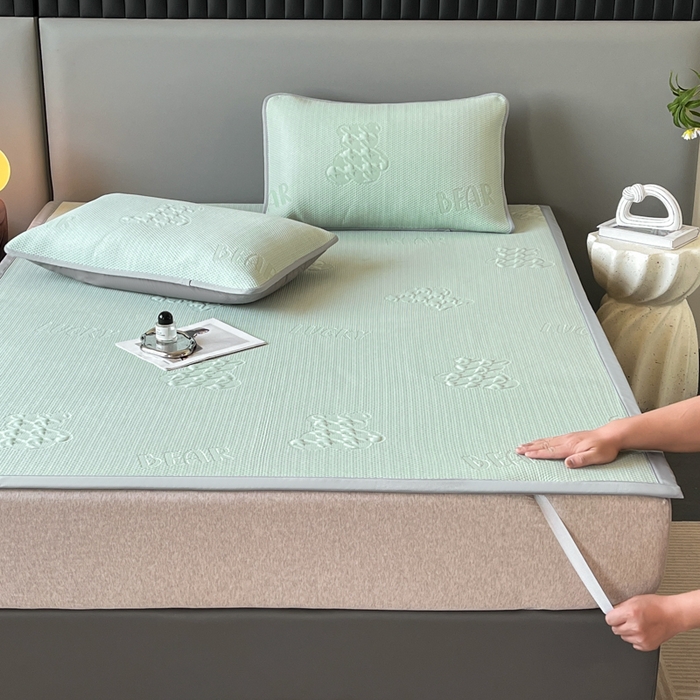 91家纺网 家纺一手货源 找家纺 子曰 2025春夏新款A类中分子430gPE聚乙烯乙纶凉豆豆凉席-床席款 快乐熊-绿