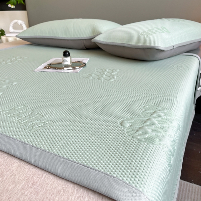 91家纺网 家纺一手货源 找家纺 子曰 2025春夏新款A类中分子430gPE聚乙烯乙纶凉豆豆凉席-床席款 快乐熊-绿