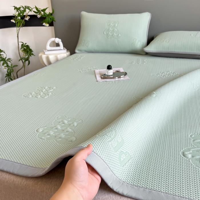 91家纺网 家纺一手货源 找家纺 子曰 2025春夏新款A类中分子430gPE聚乙烯乙纶凉豆豆凉席-床席款 快乐熊-绿