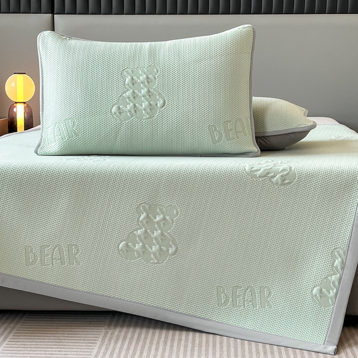 91家纺网 家纺一手货源 找家纺 子曰 2025春夏新款A类中分子430gPE聚乙烯乙纶凉豆豆凉席-床席款 快乐熊-绿