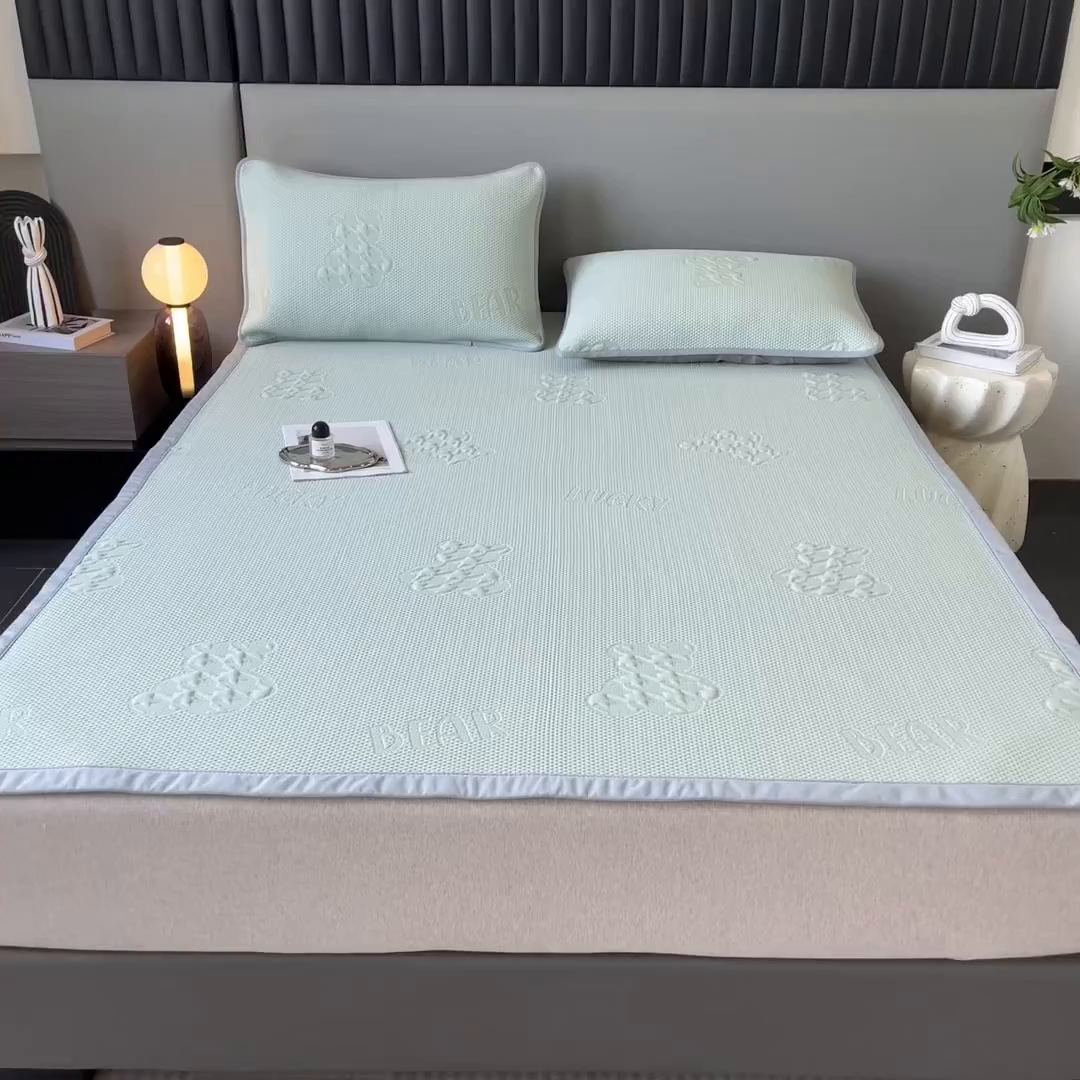 91家纺网 家纺一手货源 找家纺 子曰 2025春夏新款A类中分子430gPE聚乙烯乙纶凉豆豆凉席-床席款 快乐熊-绿