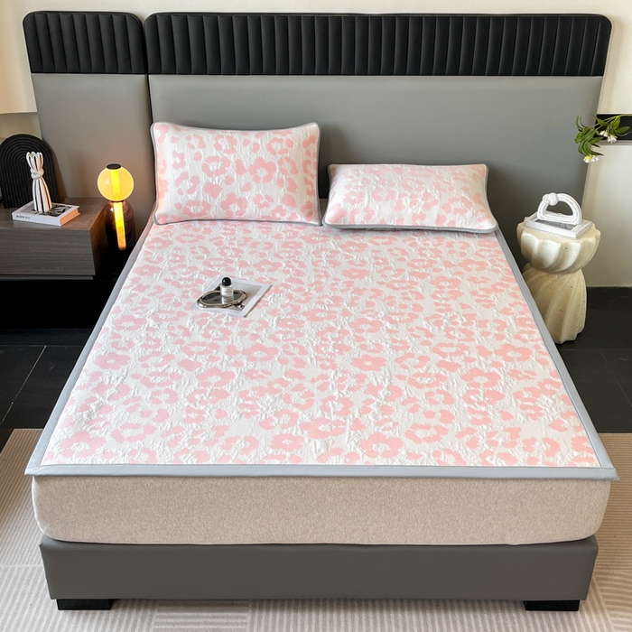 91家纺网 家纺一手货源 找家纺 子曰 2025春夏新款A类中分子430gPE聚乙烯乙纶凉豆豆凉席-床席款 小豹纹-粉