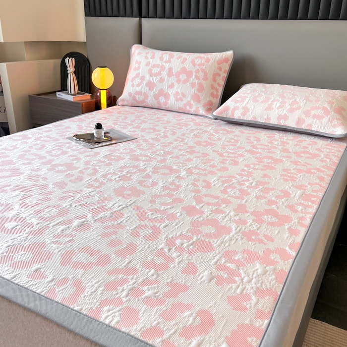 91家纺网 家纺一手货源 找家纺 子曰 2025春夏新款A类中分子430gPE聚乙烯乙纶凉豆豆凉席-床席款 小豹纹-粉