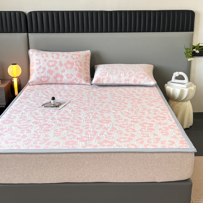 91家纺网 家纺一手货源 找家纺 子曰 2025春夏新款A类中分子430gPE聚乙烯乙纶凉豆豆凉席-床席款 小豹纹-粉