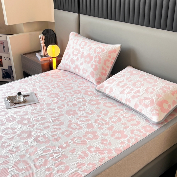 91家纺网 家纺一手货源 找家纺 子曰 2025春夏新款A类中分子430gPE聚乙烯乙纶凉豆豆凉席-床席款 小豹纹-粉