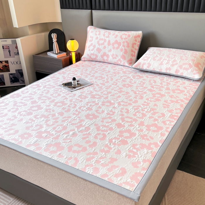 91家纺网 家纺一手货源 找家纺 子曰 2025春夏新款A类中分子430gPE聚乙烯乙纶凉豆豆凉席-床席款 小豹纹-粉