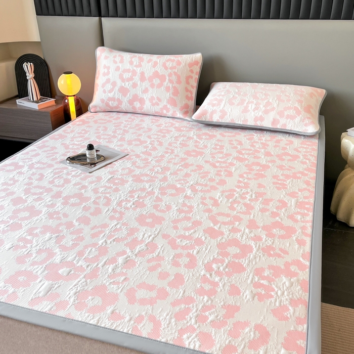 91家纺网 家纺一手货源 找家纺 子曰 2025春夏新款A类中分子430gPE聚乙烯乙纶凉豆豆凉席-床席款 小豹纹-粉