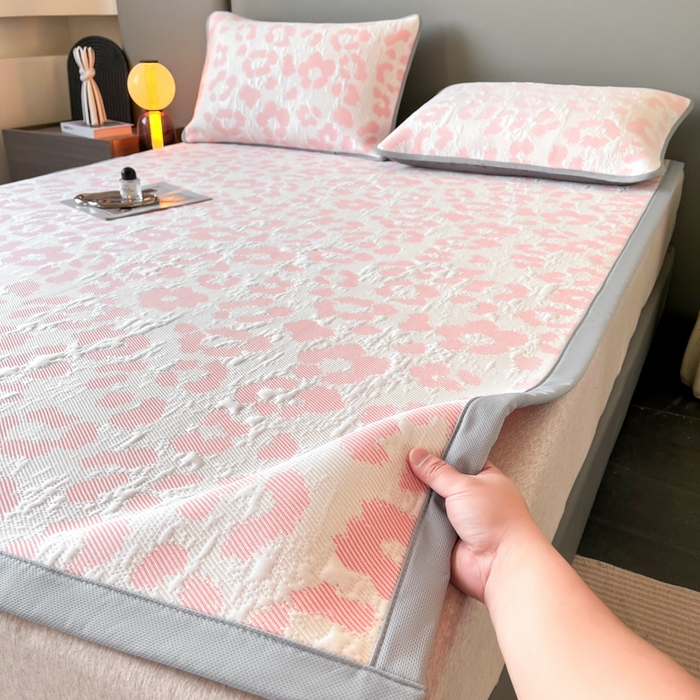 91家纺网 家纺一手货源 找家纺 子曰 2025春夏新款A类中分子430gPE聚乙烯乙纶凉豆豆凉席-床席款 小豹纹-粉