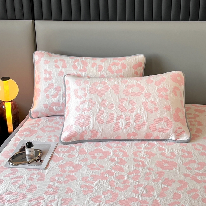 91家纺网 家纺一手货源 找家纺 子曰 2025春夏新款A类中分子430gPE聚乙烯乙纶凉豆豆凉席-床席款 小豹纹-粉