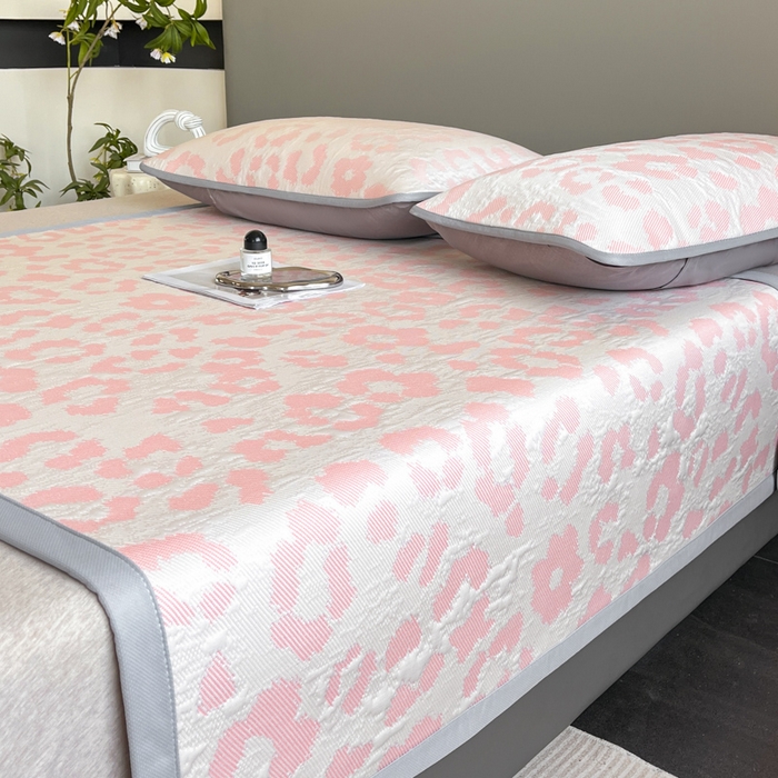 91家纺网 家纺一手货源 找家纺 子曰 2025春夏新款A类中分子430gPE聚乙烯乙纶凉豆豆凉席-床席款 小豹纹-粉