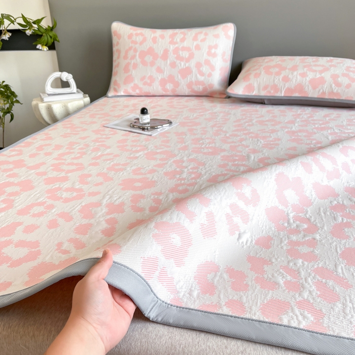 91家纺网 家纺一手货源 找家纺 子曰 2025春夏新款A类中分子430gPE聚乙烯乙纶凉豆豆凉席-床席款 小豹纹-粉