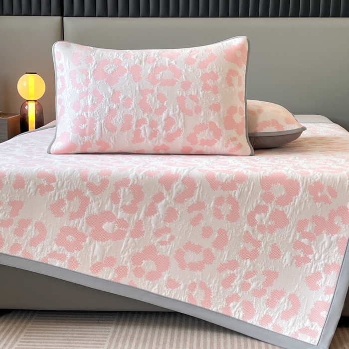 91家纺网 家纺一手货源 找家纺 子曰 2025春夏新款A类中分子430gPE聚乙烯乙纶凉豆豆凉席-床席款 小豹纹-粉