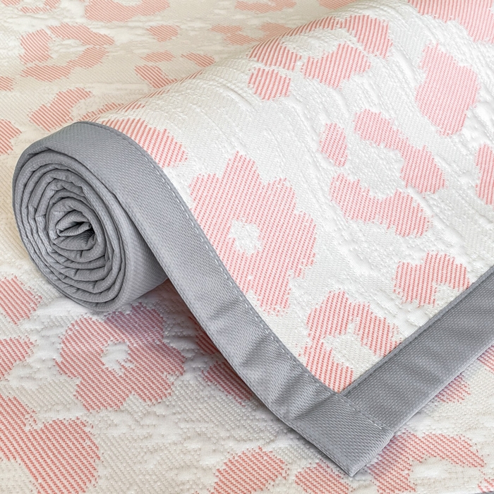 91家纺网 家纺一手货源 找家纺 子曰 2025春夏新款A类中分子430gPE聚乙烯乙纶凉豆豆凉席-床席款 小豹纹-粉