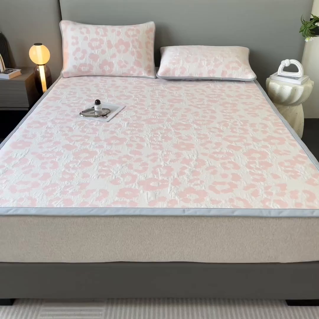 91家纺网 家纺一手货源 找家纺 子曰 2025春夏新款A类中分子430gPE聚乙烯乙纶凉豆豆凉席-床席款 小豹纹-粉