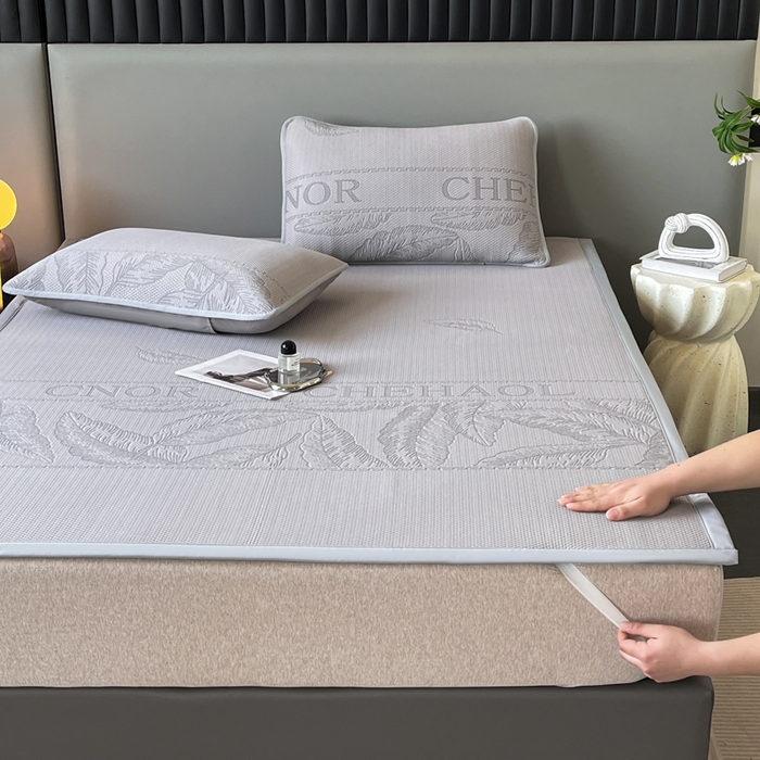 91家纺网 家纺一手货源 找家纺 子曰 2025春夏新款A类中分子430gPE聚乙烯乙纶凉豆豆凉席-床席款 英伦-灰