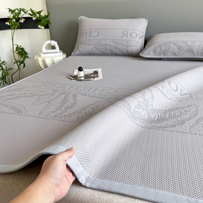 91家纺网 家纺一手货源 找家纺 子曰 2025春夏新款A类中分子430gPE聚乙烯乙纶凉豆豆凉席-床席款 英伦-灰
