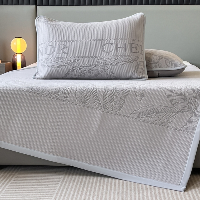 91家纺网 家纺一手货源 找家纺 子曰 2025春夏新款A类中分子430gPE聚乙烯乙纶凉豆豆凉席-床席款 英伦-灰