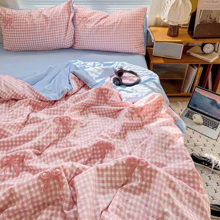 91家纺网 家纺一手货源 找家纺 灰鲸 2025新款云朵棉毛巾绣夏被四件套 蝴蝶结腊肠狗-粉格+天空蓝