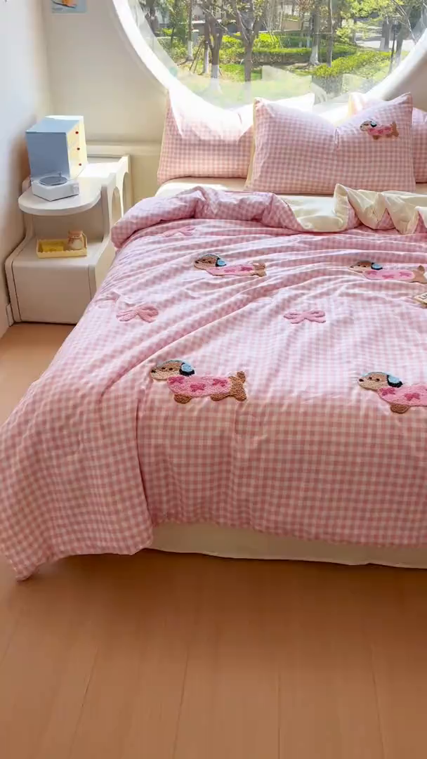 91家纺网 家纺一手货源 找家纺 灰鲸 2025新款云朵棉毛巾绣夏被四件套 蝴蝶结腊肠狗-粉格+奶油黄