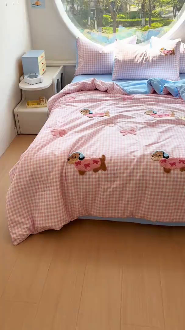 91家纺网 家纺一手货源 找家纺 灰鲸 2025新款云朵棉毛巾绣夏被四件套 蝴蝶结腊肠狗-粉格+天空蓝