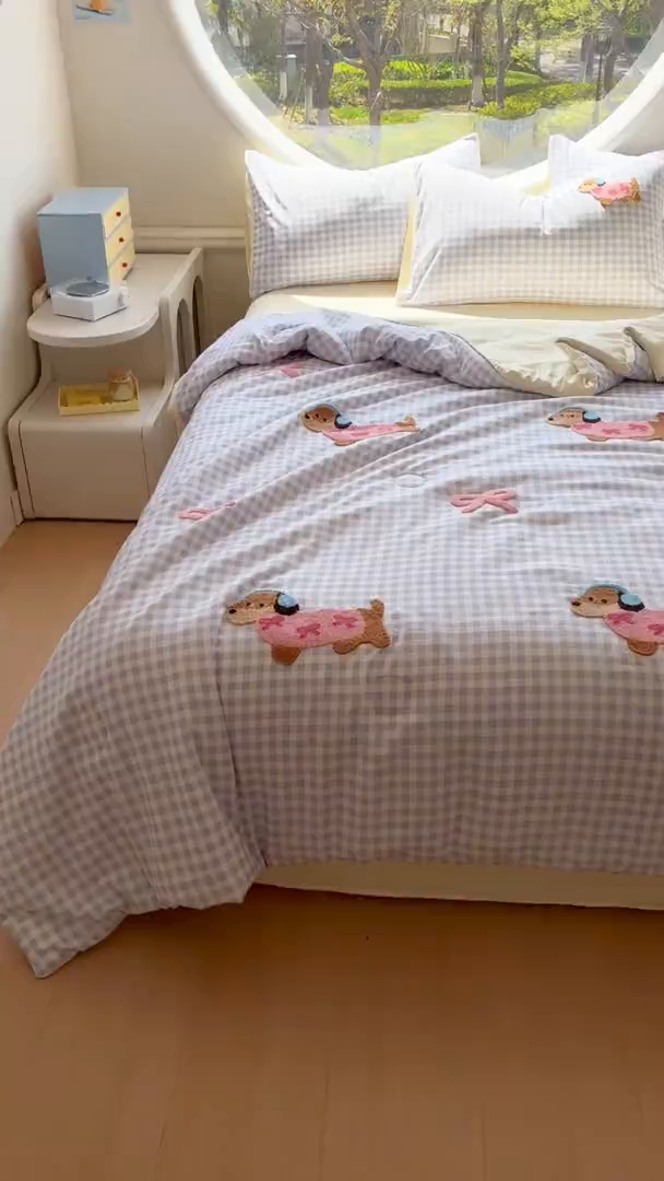 91家纺网 家纺一手货源 找家纺 灰鲸 2025新款云朵棉毛巾绣夏被四件套 蝴蝶结腊肠狗-蓝格+奶油黄