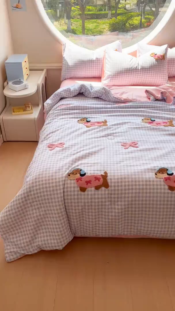 91家纺网 家纺一手货源 找家纺 灰鲸 2025新款云朵棉毛巾绣夏被四件套 蝴蝶结腊肠狗-蓝格+樱花粉