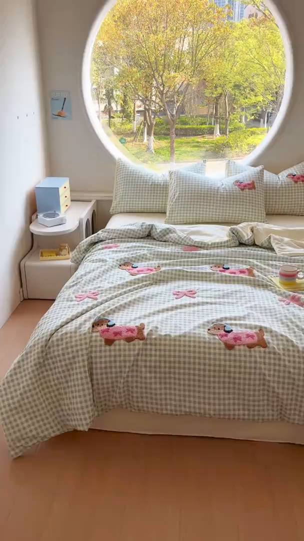 91家纺网 家纺一手货源 找家纺 灰鲸 2025新款云朵棉毛巾绣夏被四件套 蝴蝶结腊肠狗-绿格+奶油黄