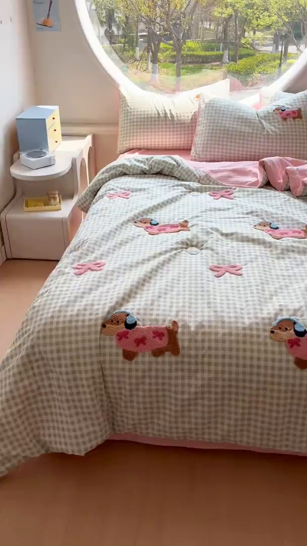 91家纺网 家纺一手货源 找家纺 灰鲸 2025新款云朵棉毛巾绣夏被四件套 蝴蝶结腊肠狗-绿格+樱花粉