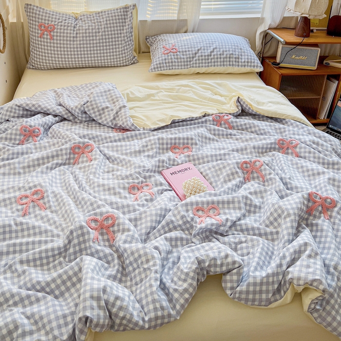 91家纺网 家纺一手货源 找家纺 灰鲸 2025新款云朵棉毛巾绣夏被四件套 蝴蝶结-蓝格+奶油黄