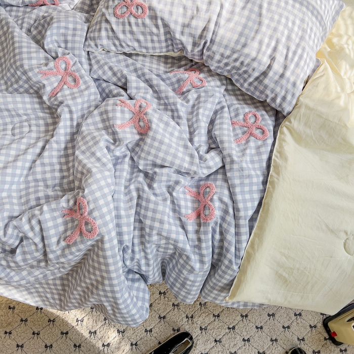 91家纺网 家纺一手货源 找家纺 灰鲸 2025新款云朵棉毛巾绣夏被四件套 蝴蝶结-蓝格+奶油黄