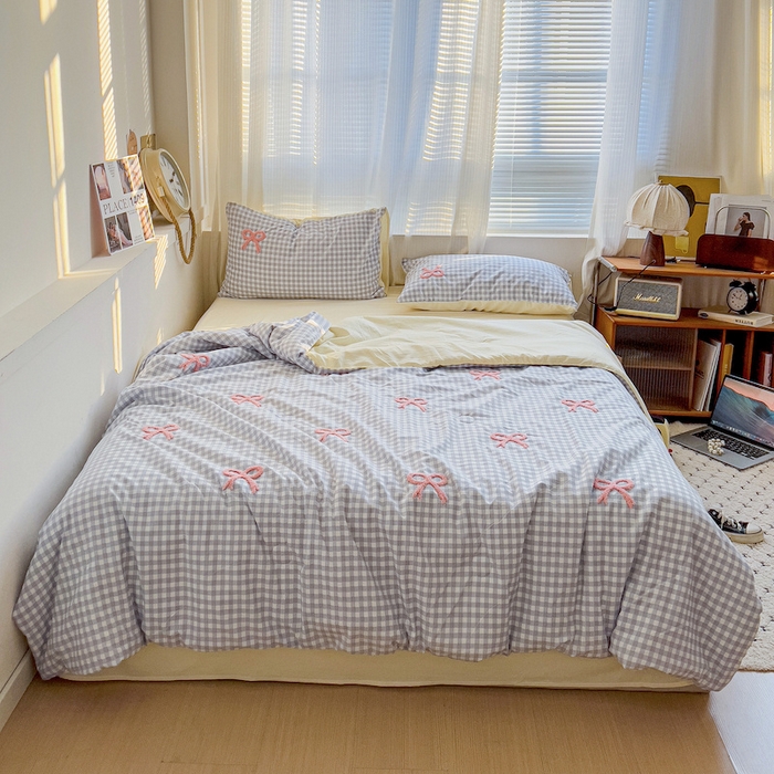 91家纺网 家纺一手货源 找家纺 灰鲸 2025新款云朵棉毛巾绣夏被四件套 蝴蝶结-蓝格+奶油黄