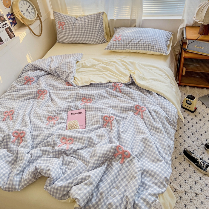 91家纺网 家纺一手货源 找家纺 灰鲸 2025新款云朵棉毛巾绣夏被四件套 蝴蝶结-蓝格+奶油黄