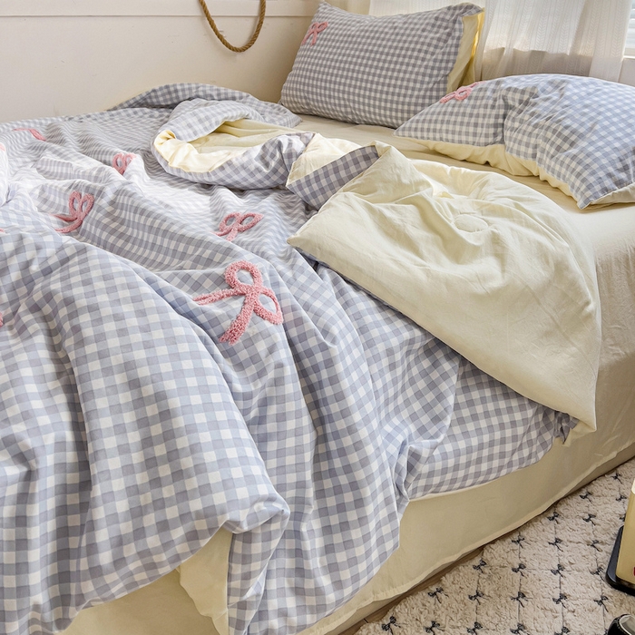 91家纺网 家纺一手货源 找家纺 灰鲸 2025新款云朵棉毛巾绣夏被四件套 蝴蝶结-蓝格+奶油黄
