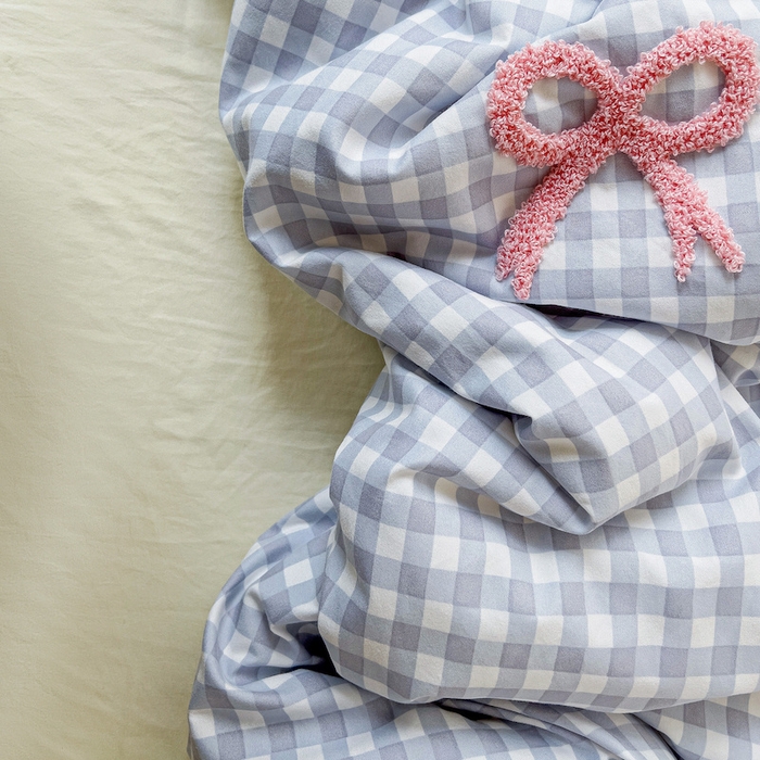 91家纺网 家纺一手货源 找家纺 灰鲸 2025新款云朵棉毛巾绣夏被四件套 蝴蝶结-蓝格+奶油黄
