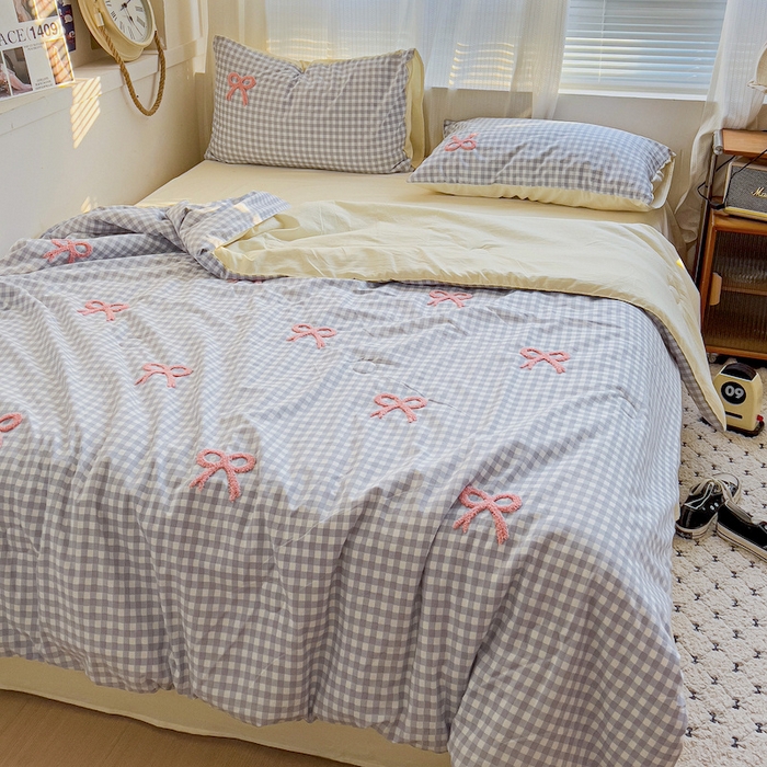 91家纺网 家纺一手货源 找家纺 灰鲸 2025新款云朵棉毛巾绣夏被四件套 蝴蝶结-蓝格+奶油黄