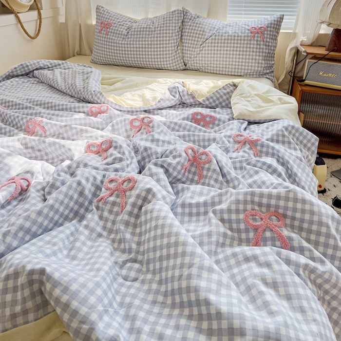 91家纺网 家纺一手货源 找家纺 灰鲸 2025新款云朵棉毛巾绣夏被四件套 蝴蝶结-蓝格+奶油黄