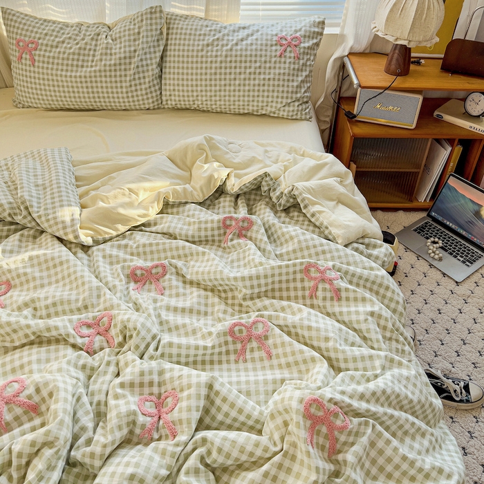 91家纺网 家纺一手货源 找家纺 灰鲸 2025新款云朵棉毛巾绣夏被四件套 蝴蝶结-绿格+奶油黄