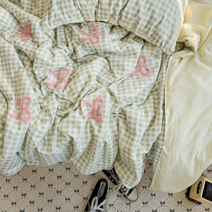 91家纺网 家纺一手货源 找家纺 灰鲸 2025新款云朵棉毛巾绣夏被四件套 蝴蝶结-绿格+奶油黄