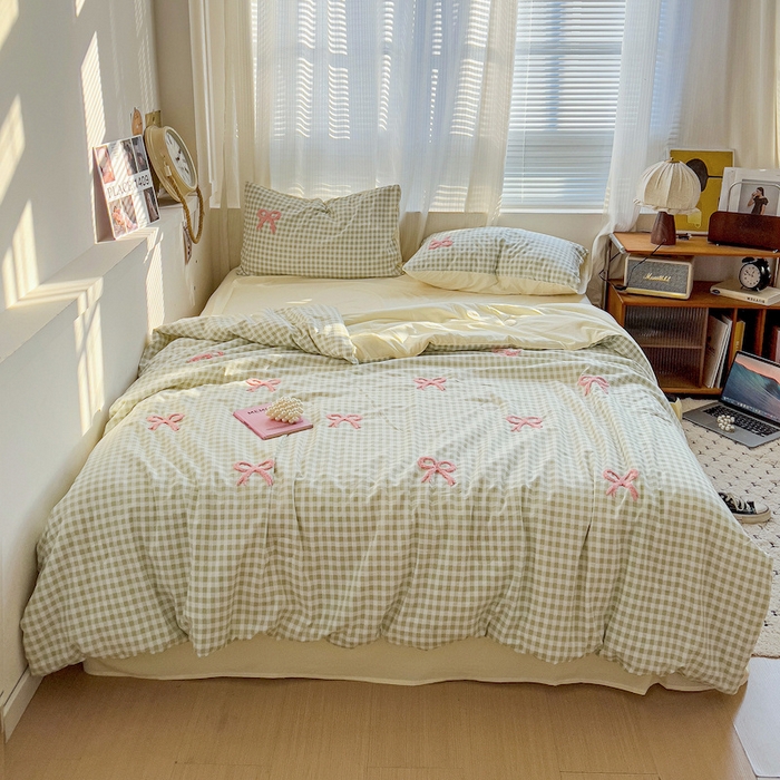 91家纺网 家纺一手货源 找家纺 灰鲸 2025新款云朵棉毛巾绣夏被四件套 蝴蝶结-绿格+奶油黄