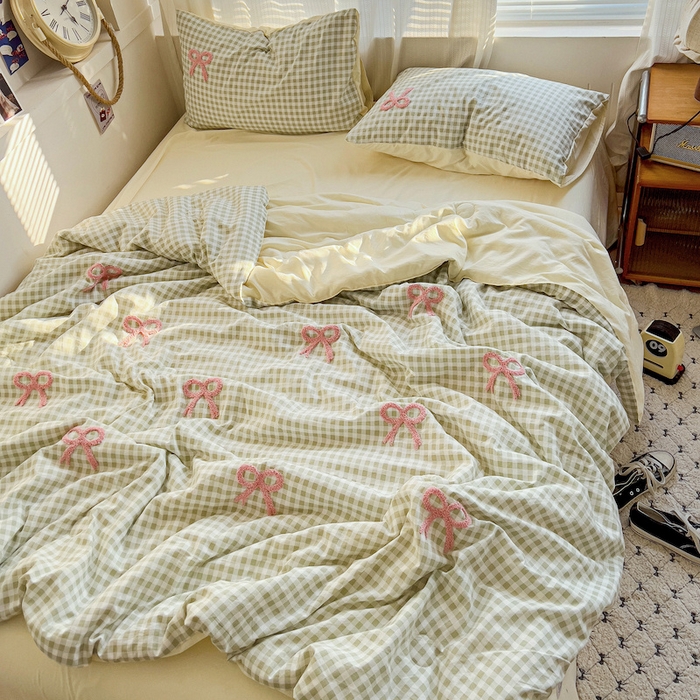 91家纺网 家纺一手货源 找家纺 灰鲸 2025新款云朵棉毛巾绣夏被四件套 蝴蝶结-绿格+奶油黄