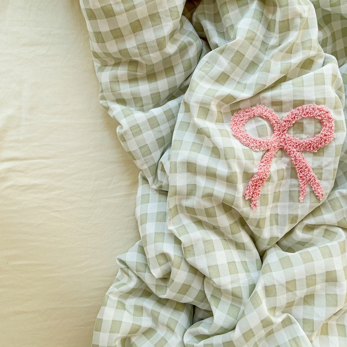 91家纺网 家纺一手货源 找家纺 灰鲸 2025新款云朵棉毛巾绣夏被四件套 蝴蝶结-绿格+奶油黄