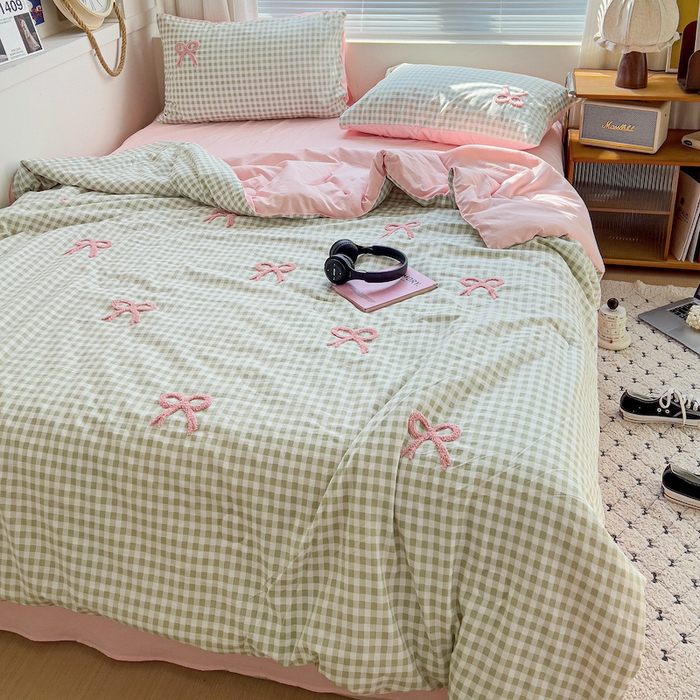 91家纺网 家纺一手货源 找家纺 灰鲸 2025新款云朵棉毛巾绣夏被四件套 蝴蝶结-绿格+樱花粉