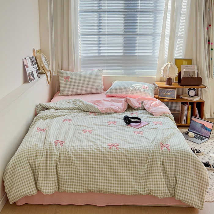 91家纺网 家纺一手货源 找家纺 灰鲸 2025新款云朵棉毛巾绣夏被四件套 蝴蝶结-绿格+樱花粉