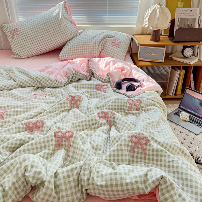 91家纺网 家纺一手货源 找家纺 灰鲸 2025新款云朵棉毛巾绣夏被四件套 蝴蝶结-绿格+樱花粉