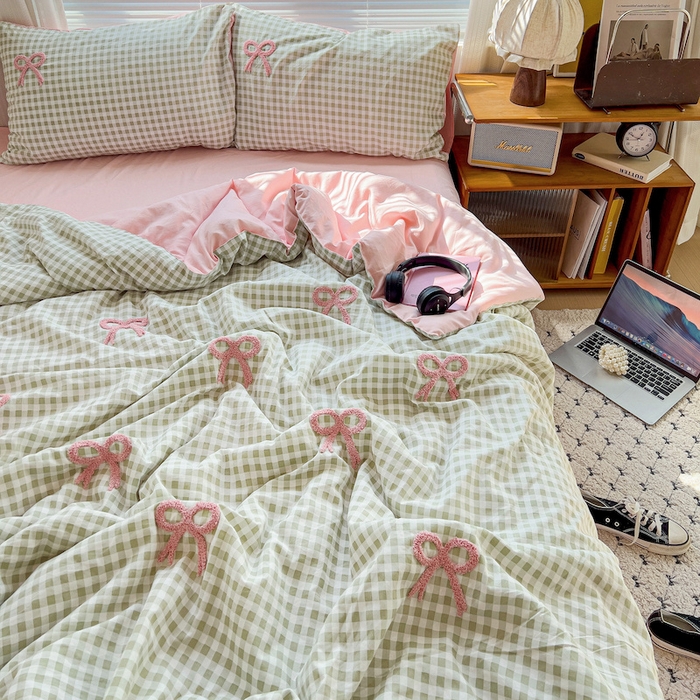 91家纺网 家纺一手货源 找家纺 灰鲸 2025新款云朵棉毛巾绣夏被四件套 蝴蝶结-绿格+樱花粉