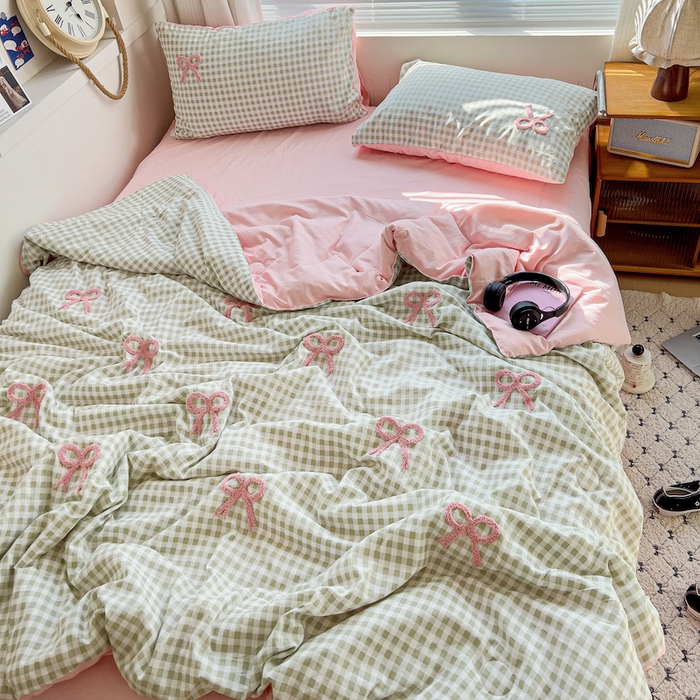 91家纺网 家纺一手货源 找家纺 灰鲸 2025新款云朵棉毛巾绣夏被四件套 蝴蝶结-绿格+樱花粉