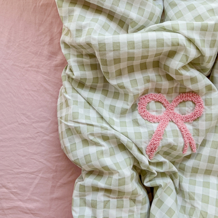 91家纺网 家纺一手货源 找家纺 灰鲸 2025新款云朵棉毛巾绣夏被四件套 蝴蝶结-绿格+樱花粉
