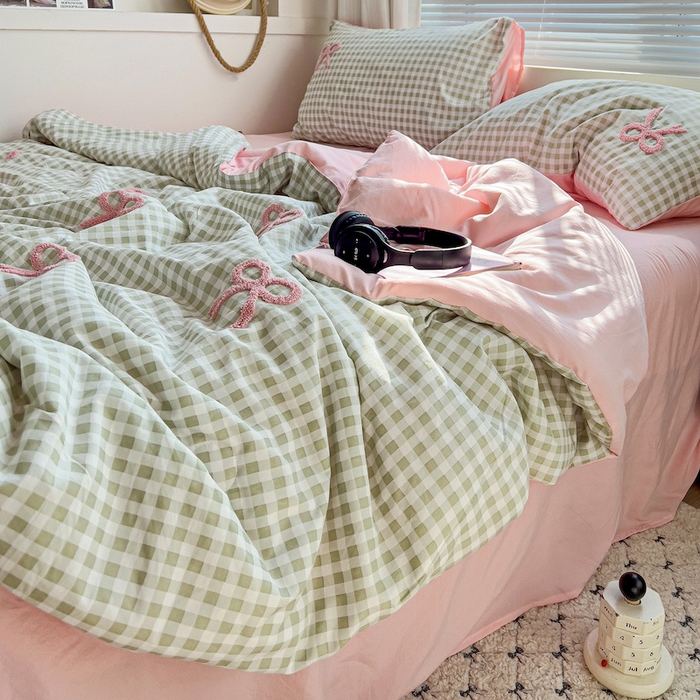 91家纺网 家纺一手货源 找家纺 灰鲸 2025新款云朵棉毛巾绣夏被四件套 蝴蝶结-绿格+樱花粉